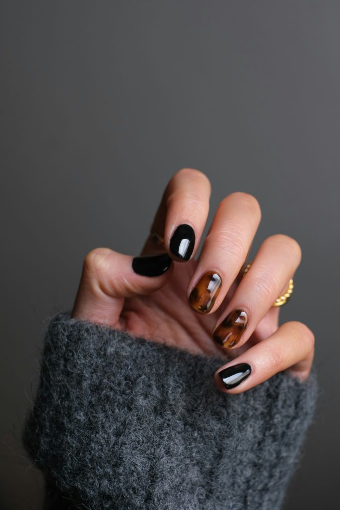 Een vrouwenhand met gelnagels